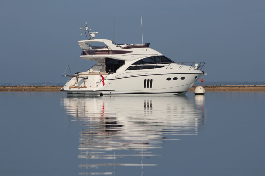 Charter luxury yacht in Newtown Creek solent